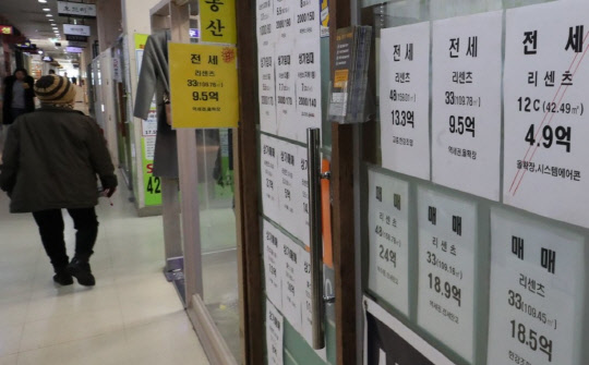 정부의 고강도 부동산 대책이 연일 나오는 가운데 갭투자를 막기 위한 '시가 9억원' 초과 주택의 전세대출이 본격적으로 금지된다. 하지만 한강이남을 중심으로 전세가격 상승이 이어지고 있는데다 전세보증금 반환사고도 큰 폭으로 늘고 있어 아파트 전세시장의 불안정세는 한동안 이어질 전망이다. 사진은 지난 19일 서울의 한 부동산 중개업소 모습. <연합뉴스>